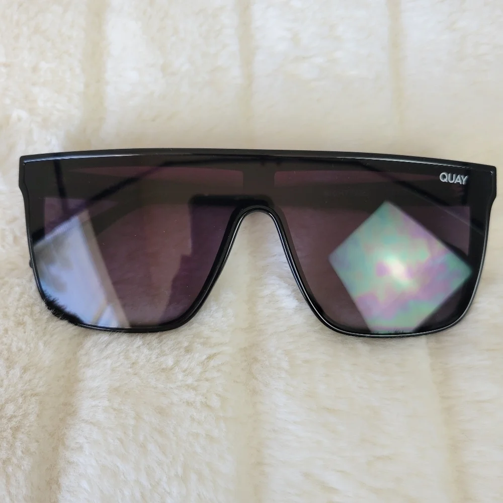 QUAY // ltd ed flat top black frames & arms flush smoke lens shield sunglasses